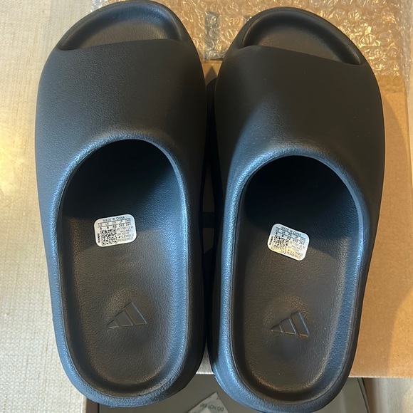 NIB Yeezy slides by Adidas size 8 mens - Picture 2 of 5